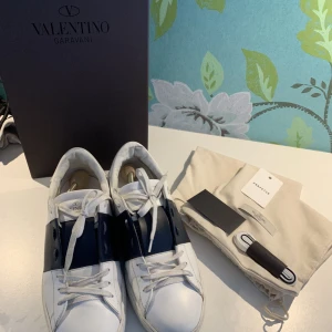 Valentino skor - Valentino skor i super fint skick! Storlek 43, allt kvar från köp såsom låda påsar och extra skosnören.  Finns i centrala Stockholm 