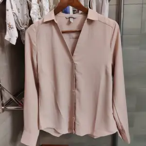 Rosa blus från H&M i storlek XS.   Köparen står för frakt, jag kan även mötas upp i Göteborg 😊🌟