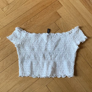 Off shoulder tröja - Off shoulder topp från HM, använd ca en sommar några gånger. Möts gärna upp i Malmö eller så står köparen för frakten.