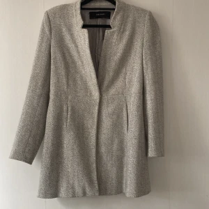 Kappa från Zara - Grå kappa från Zara Basic✨Använd i gott skick.  