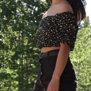 Puffärmad topp - Puffärmad topp med blommig mönster, sparsamt använd och passar perfekt nu till sommaren