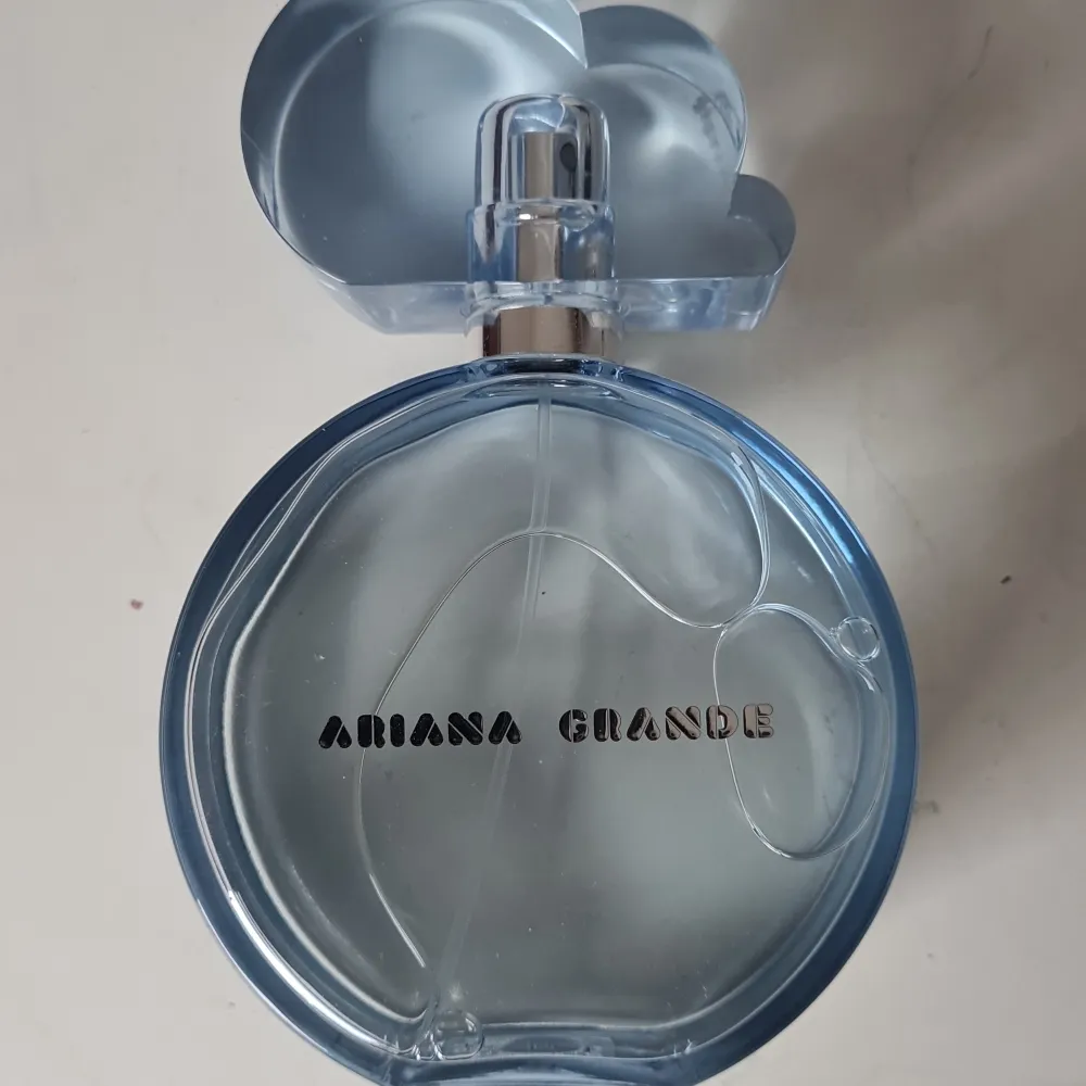 Ariana grandes parfym cloud, 100ml. Full flaska, endast testad. Ordinarie pris: 630kr. Övrigt.