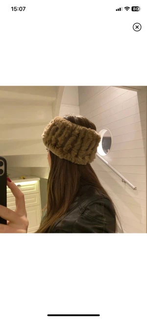 Huvudbonad  - En snygg huvudbonad som är väldigt mysig och snygg accessoar. Om du har fler frågor skriv gärna till mig:)) 3 FÖR 2 PÅ ALLT I MIN PROFIL!!