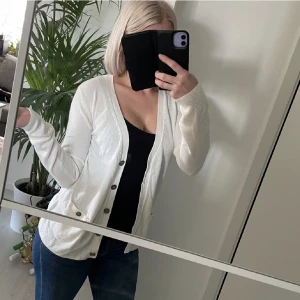 🤍🤍🤍 - Superfin vit kofta från Gina Tricot, tror aldrig använd eller ytterst få gånger🤍🤍🤍 Storlek S 