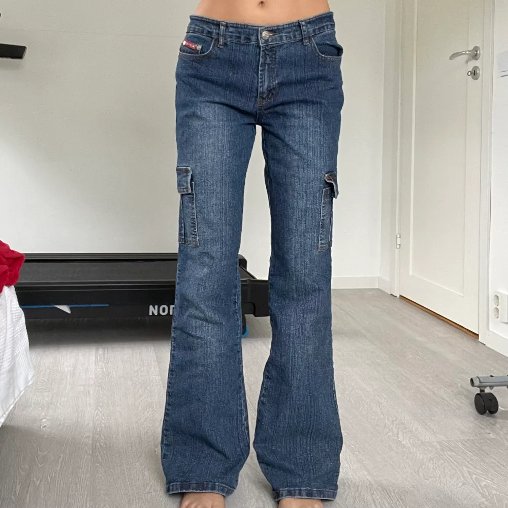 Vintage Cargo jeans köpta på vintage butiken hahayoureugly i Berlin🌟 skönt stretchigt tyg, lowwaist och vida ben💓 Storlek 38, se mått: 37cm midja kan stretchas till ca 39, 23cm midjehöjd, 80cm innerbensmått💫. Jeans & Byxor.