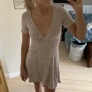 Sommarklänning - Fin sommarklänning från pullandbear, storlek xs💐
