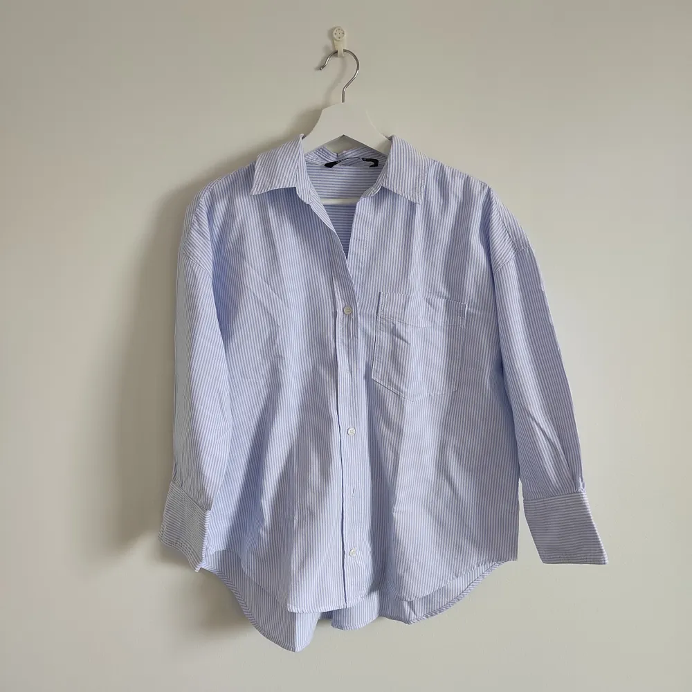 Oversized bomullsskjorta från Zara, smått blåvit randig 💙 Strl. S men passar XS-XL beroende på hur man vill ha den . Skjortor.