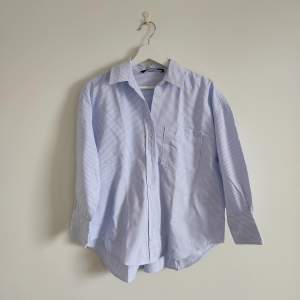 Oversized bomullsskjorta från Zara, smått blåvit randig 💙 Strl. S men passar XS-XL beroende på hur man vill ha den 