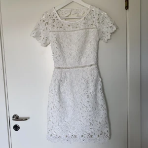 Vit klänning - Vit klänning stl XS. Använd endast på studenten 