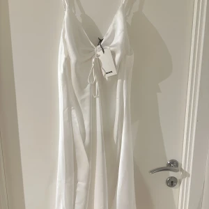 Silkesaktig klänning från bikbok aldrig använd  - Aldrig använd med prislapp  Nypris 399kr 