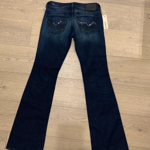 Diesel lågmidjade jeans - Säljer dessa helt nya diesel jeans då de tyvärr var för små för mig. Bootcut och low waist i modellen louvely. Super fina bakfickor med paljettbrodering. Det finns fler bilder. Storlek w28 L32, de passar storlek 26-25/ EU 36/34.