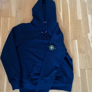Stone Island  - OBS: hjälper min kille att få detta sålt. Sjukt fin Stone island hoodie i färgen Mörkblå. Storlek S men passar även M. 700 kr. 
