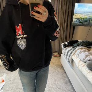Hoodie - Superfin hoodie ifrån Mennace i nyskick.  Stl S