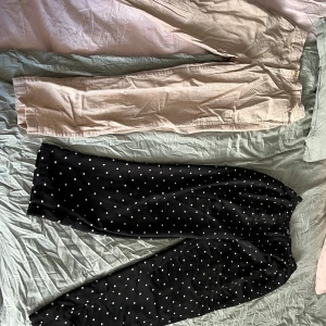 Linn’e byxor / kostym byxor - 2 snygga byxor som jag tyvärr växt ur det senaste året. Linnébyxor med så fin passform och knapp. Prickiga kostym byxor som har det perfekta passformen enligt mig. Ballong kostym byxor tror jag det kallas. Köp båda tillsammans för 200kr Köp ena = 100kr