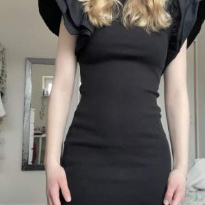 Svart tight klänning från Zara med volanger vid ärmarna✨Formar kroppen så snyggt och är skön🥰Använd en gång så i bra skick👍