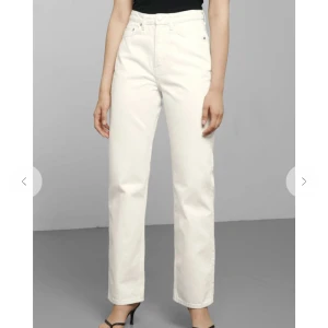 Weekday vita jeans row - Vita jeans från Weekday i modellen ”row”. Storlek W30 L32. Sparsamt använda och därmed i fint begagnat skick. Första bilden är inte min:)