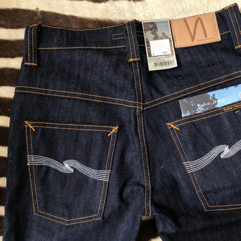 Säljer ett par helt nya nudie jeans Strl w28 L32 Prislappar och allt sitter på, bara testade nypris 999kr. Jeans & Byxor.