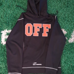 Off-white hoodie - Svart Off-white Mens hoodie Cond 9/10, Large men är större i storlek så passar som Xl