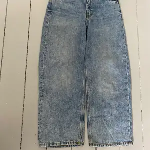 Hej! Nu säljer jag mina ”ljusblåa jeans Mozik” från Monki. De är använda mycket men inga slitningar.  De tvättas såklart innan de skickas iväg hem till dig! Hoppas att de passar bra och att du tycker om dem!🤗💕