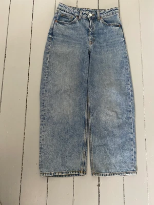 Vida blå jeans (monki) - Hej! Nu säljer jag mina ”ljusblåa jeans Mozik” från Monki. De är använda mycket men inga slitningar.  De tvättas såklart innan de skickas iväg hem till dig! Hoppas att de passar bra och att du tycker om dem!🤗💕