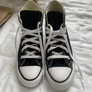 Converse - Nyskick  - Säljer ett par skit snygga convers strl 39 🖤 Aldrig använda då jag fick ett par begagnade istället! Nypris: 850kr, Mitt pris: 600kr