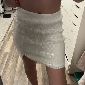 Glitter kjol - Ny vit glittrig kjol med paljetter. Drag kedja på sidan 