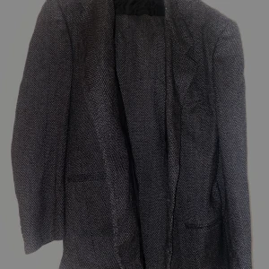 Kavaj set - En jättefin svartgrå kavaj med matchande byxor. Köpte på vintage affär. Är själv storlek s, ni kan även ser hur setet sitter på mig🖤