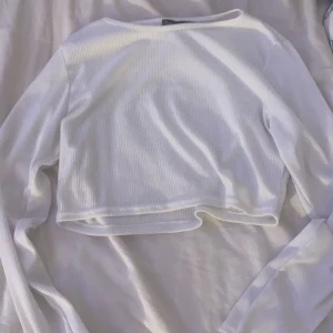 Vit topp - Vit ribbad magtröja från boohoo. Oanvänd och bra skick. Inga fläckar eller så💕