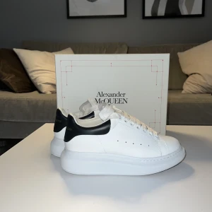 Alexander McQueen skor  - Säljer min Alexander McQueen sneakers, storlek 38.  Säljer pga för små, endast använda 2 ggr. 
