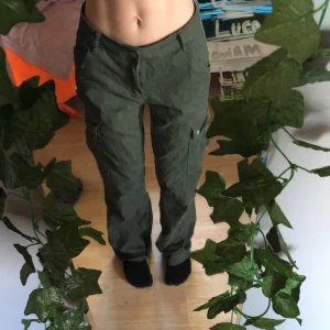 cargo byxor - Knappt använda gröna cargo, storlek S men är stor i midjan (för mig) och lite pösig i rumpan