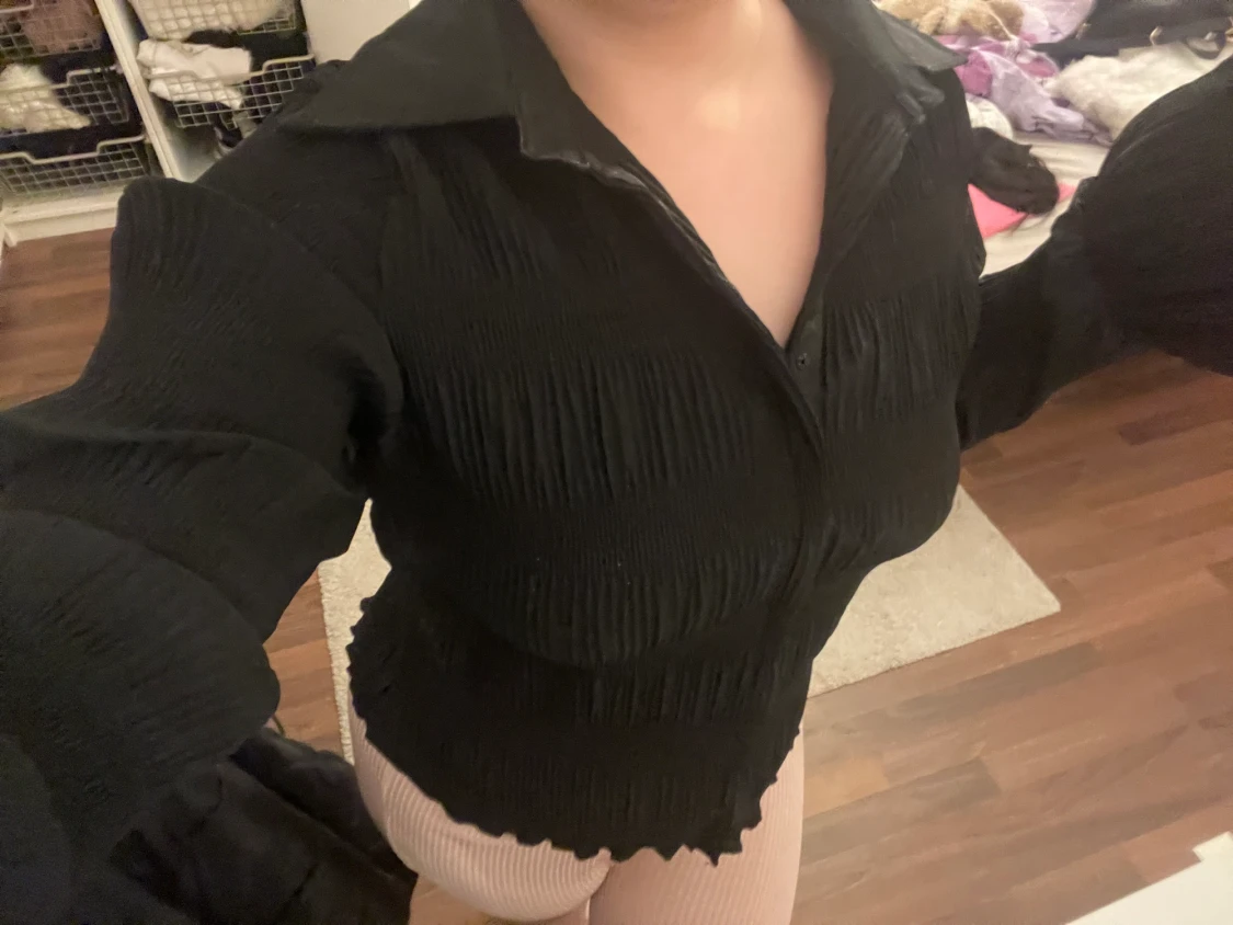 Svart rynkad skjorta - 90