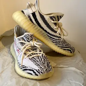 Debuted in 2017, the adidas Yeezy Boost 350 V2 Zebra is known as one of the most renowned colorways in the Yeezy line.  Free Shipping to UK & EU countries. Item shipped with tracking. Size: UK 5.5, (EU 38 2/3)  