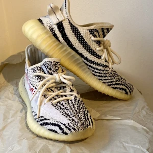 Yeezy Boost 350 V2 Zebra - Debuted in 2017, the adidas Yeezy Boost 350 V2 Zebra is known as one of the most renowned colorways in the Yeezy line.  Free Shipping to UK & EU countries. Item shipped with tracking. Size: UK 5.5, (EU 38 2/3)  