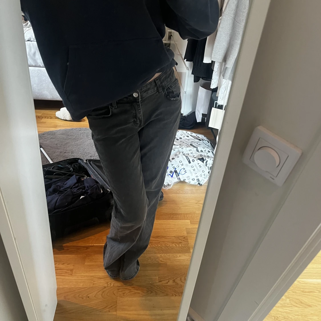 låg missade jeans ifrån hm  - 90