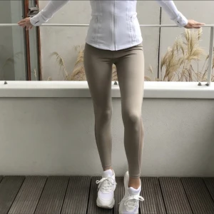 Peônias träningstights  - Peônias high waisted tights  Superbekväma träningstights från Lovisa Barksman märke Peônias. I nyskick! 🤍 Retail price: 699 sek   