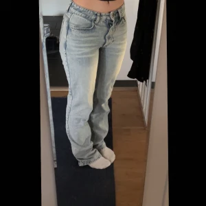 Mid Rise Jeans  - Säljer dessa fina jeans då jag inte använder de längre. Storlek 26 i midjan/passar en med storlek 34/36. Köparen står för frakt. Kom privat för fler bilder eller frågor💕