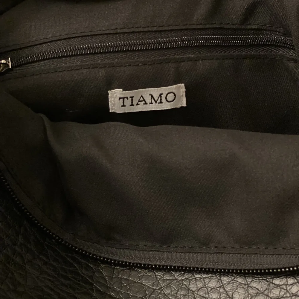 Säljer min helt oanvända Tiamo väska!🙌🏻 Den är mycket utrymme för skolsaker och annat❤️ köpte från scorett för 600 och säljer för 500! Slutsåld på deras hemsida! Står ej för postnords slarv!!. Väskor.
