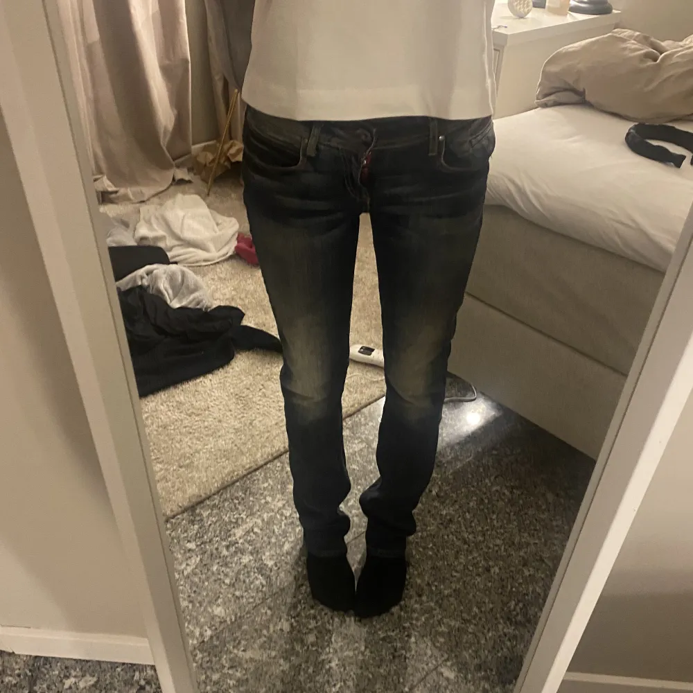 Säljer dessa lågmidjade jeans pga rensar min garderob, super snygga och sitter som en smäck, jag har vanligtvis 34/36 men jeansen kan även passa 38. Jeans & Byxor.