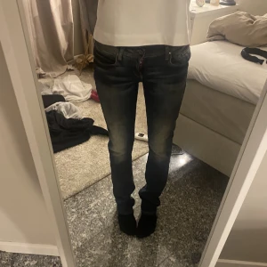Lågmidjade jeans - Säljer dessa lågmidjade jeans pga rensar min garderob, super snygga och sitter som en smäck, jag har vanligtvis 34/36 men jeansen kan även passa 38