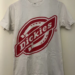 T-shirt från Dickies - En basic vit t-shirt med rött Dickies märke på framsidan