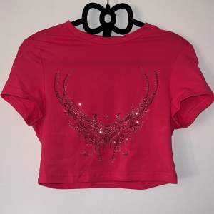 Rosa baby tee med strass/rhinestones. Köpte för 60kr på Shein. Superfin men lite för liten på mig. Den har några ljusare märken (syns på andra bilden) men det kan hända att det går bort i tvätten.