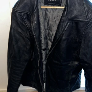 Guess skinnjacka - Inköpt 2008 i New York. Riktigt fin och välanvänd.
