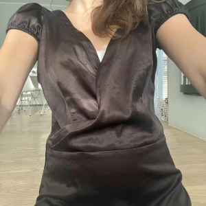 Zara sidenblus - Säljer min älskade bruna sidenblus från zara då den tyvärr är för stor 😢 Den är superfin och har lite volang nertill. Färgen ser mest ut som den första bilden. Storlek M💖