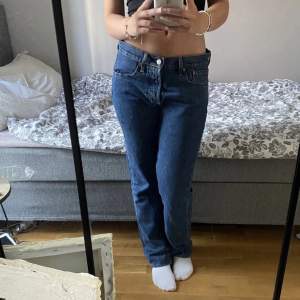 Ett par skitsnygga Levis jeans 501 i herrmodell, men kan både användas av tjejer och killar! De är i superbra skick då de knappt är använda 💗