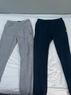 Lyle&Scott mjukisbyxor - Säljer två par Lyle&scott mjukisbyxor pga att ja har växt ut dem. De mörkblåa paret har ett väldigt litet hål i fickan men det syns knappt. Kan både skicka eller mötas upp i Jönköping ett par för 150kr o båda för 280kr. Priset kan diskuteras.
