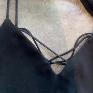 Linne - Svart linne med detaljer, lägger sig jättefint på kroppen 🖤