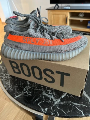 Yeezy v 350  - Äkta, strl 43 och en halv. 9.5/10 skick som nya. 