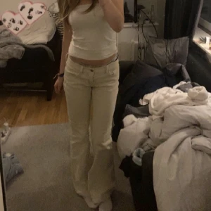 Lowwaist bootcut jeans - Säljer dessa otroligt snygga lowwaist bootcut ribbade jeans från Brandy Melville. Sitter så bra och är extra fina att ha på sommaren. Jag är 170 cm lång☺️ Jättebra skick!💕💕 Köparen står för frakten💕