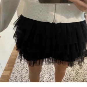 Volang kjol - Fin kjol från zara, fint skick!💓