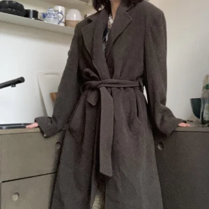 Kappa i kashmir och ull trench - Snyggaste kappan helt i Kashmir och ull. Den är oversized så passar allt från xs-l. (Jag på bilden är xs). Skitsnygg stängd som rak kappa eller knyta med skärpet. Skickar gärna fler bilder för den kommer inte fram bra här i färg (mossgrön) helkropp osv.